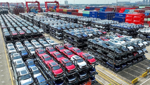 Ein Hafen unweit von Shanghai: Unzählige BYD-Elektroautos warten darauf, in einen Autofrachter ...