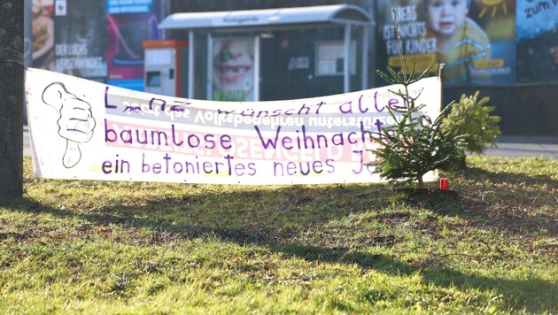Die Gegner des Westrings haben am Fuße des Froschbergs Plakate aufgehängt.