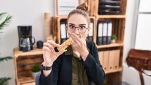 Ständiges Snacken bremst die gezielte Gewichtsabnahme. 