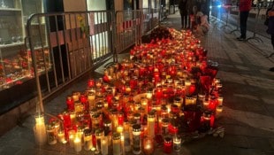 Hunderte Trauerkerzen wurden nach dem Attentat in Villach entzunden.
