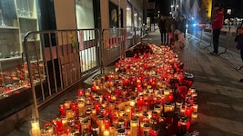 Hunderte Trauerkerzen wurden nach dem Attentat in Villach entzunden.