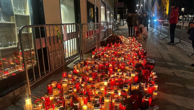 Hunderte Trauerkerzen wurden nach dem Attentat in Villach entzunden.