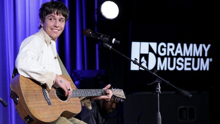 Dakota Johnson soll sich Musiker Tucker Pillsbury geangelt haben.