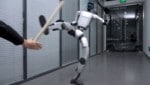 Der chinesische Hersteller Unitree hat seinem humanoiden Roboter G1 Kung-Fu-Tricks beigebracht. ...