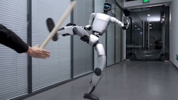 Der chinesische Hersteller Unitree hat seinem humanoiden Roboter G1 Kung-Fu-Tricks beigebracht. ...