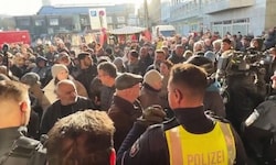 Ungefähr 200 besorgte Kundinnen und Kunden versammelten sich am Dienstag nach einem Einbruch vor ...