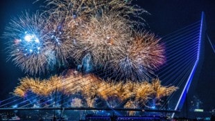 Die offizielle Feuerwerkshow direkt an der Erasmusbrücke in Rotterdam. Solche professionellen ...