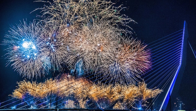 Die offizielle Feuerwerkshow direkt an der Erasmusbrücke in Rotterdam. Solche professionellen ...