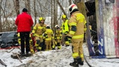 Die Feuerwehr kümmerte sich um die Personen im Auto.  
