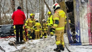 Die Feuerwehr kümmerte sich um die Personen im Auto.  