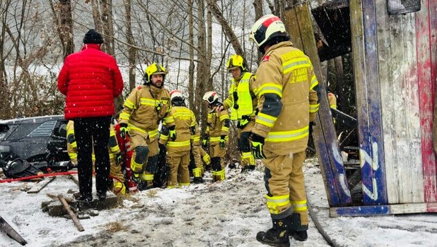 Die Feuerwehr kümmerte sich um die Personen im Auto.