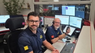 Glinzinger und Dattinger in der Bereichsalarmzentrale Amstetten.