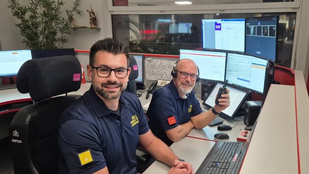 Glinzinger und Dattinger in der Bereichsalarmzentrale Amstetten.