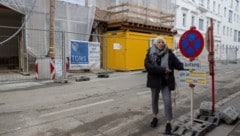 Christine Pont vor der Dauerbaustelle