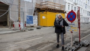 Christine Pont vor der Dauerbaustelle