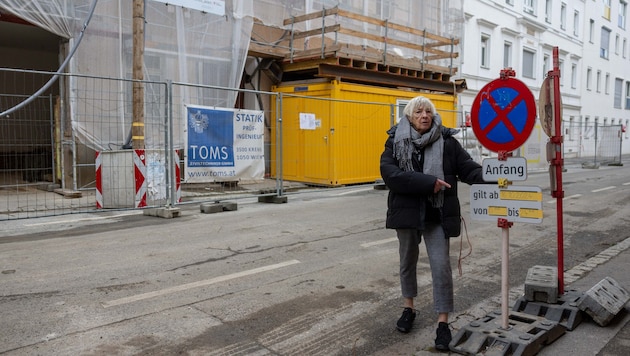 Christine Pont vor der Dauerbaustelle