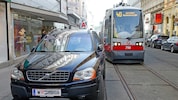 In Wien wurden heuer zahlreiche Autos so abgestellt, dass sie ein öffentliches Verkehrsmittel ...