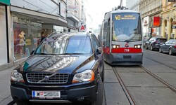 In Wien wurden heuer zahlreiche Autos so abgestellt, dass sie ein öffentliches Verkehrsmittel ...