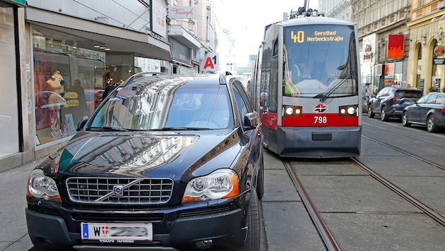 In Wien wurden heuer zahlreiche Autos so abgestellt, dass sie ein öffentliches Verkehrsmittel ...