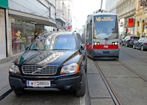 In Wien wurden heuer zahlreiche Autos so abgestellt, dass sie ein öffentliches Verkehrsmittel ...
