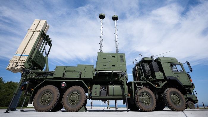 Eine Starteinheit Iris-T SLM des deutschen Herstellers Diehl, um den herum das Sky ...