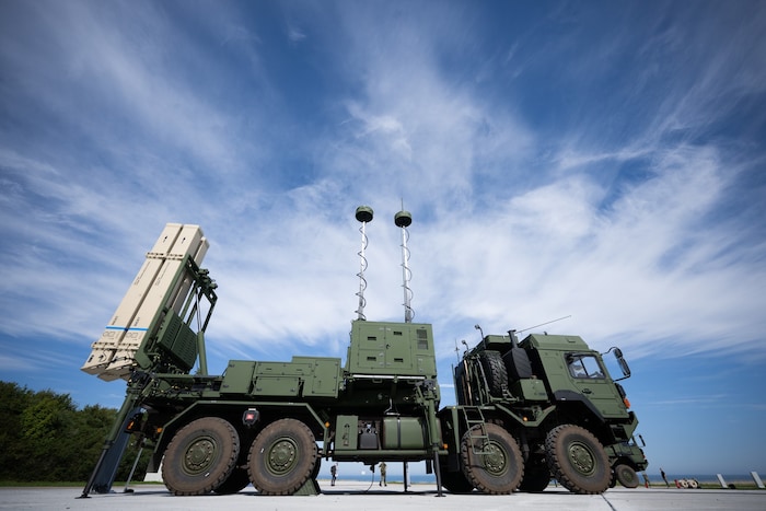 Eine Starteinheit Iris-T SLM des deutschen Herstellers Diehl, um den herum das Sky ...