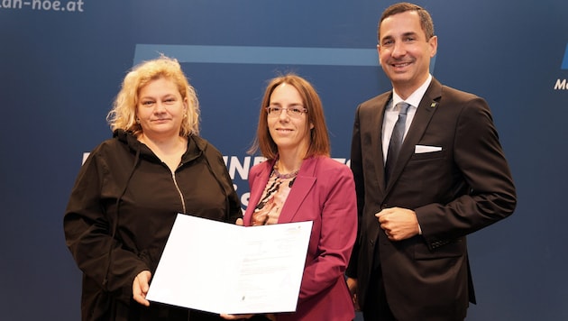 Die LGA-Vorstände Elisabeth Bräutigam (li.) und Bernhard Kadlec (re.) gratulieren Julia Dlask zu ...