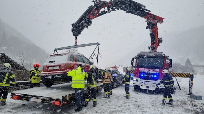Die kaputten Autos wurden mit dem Kran weg gehoben
