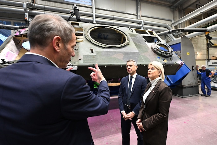 Die beiden Minister Tanner und Hattmannsdorfer bei einem Besuch der GDELS-Werke in Wien.