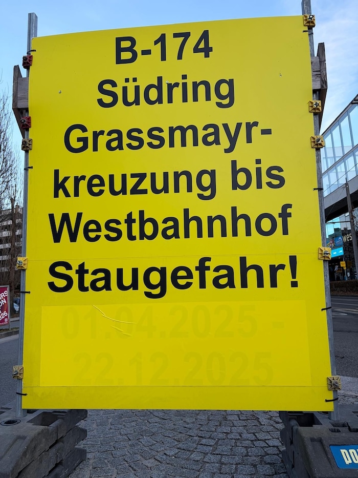 Bis 22.12. stand zunächst auf dem Schild unten zu lesen – nun überklebt.