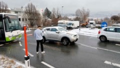 Der Pkw stand für einige Zeit im Kreisverkehr – von der Lenkerin fehlte zunächst jegliche Spur