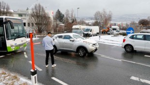 Der Pkw stand für einige Zeit im Kreisverkehr – von der Lenkerin fehlte zunächst jegliche Spur