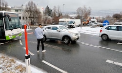 Der Pkw stand für einige Zeit im Kreisverkehr – von der Lenkerin fehlte zunächst jegliche Spur