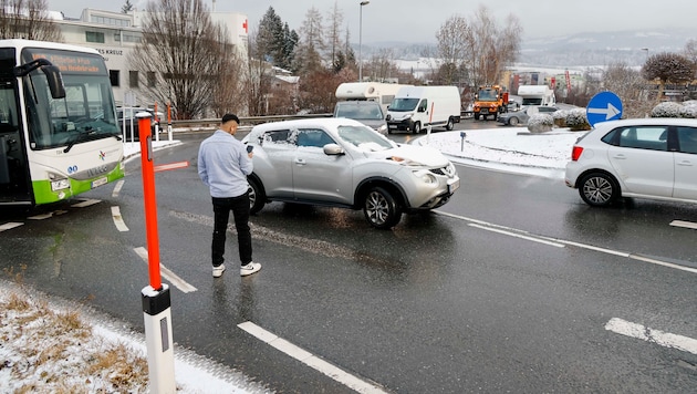 Der Pkw stand für einige Zeit im Kreisverkehr – von der Lenkerin fehlte zunächst jegliche Spur