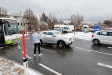 Der Pkw stand für einige Zeit im Kreisverkehr – von der Lenkerin fehlte zunächst jegliche Spur