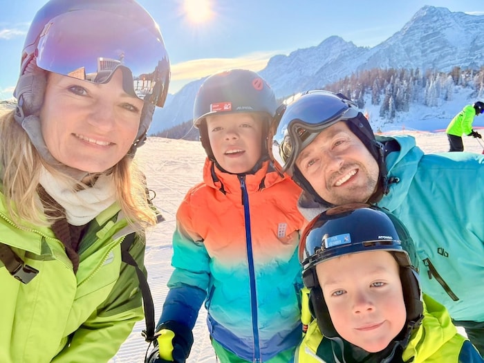 Florian Gschaider mit Gattin Andrea und den beiden Söhnen Simon und Felix beim Skifahren.
