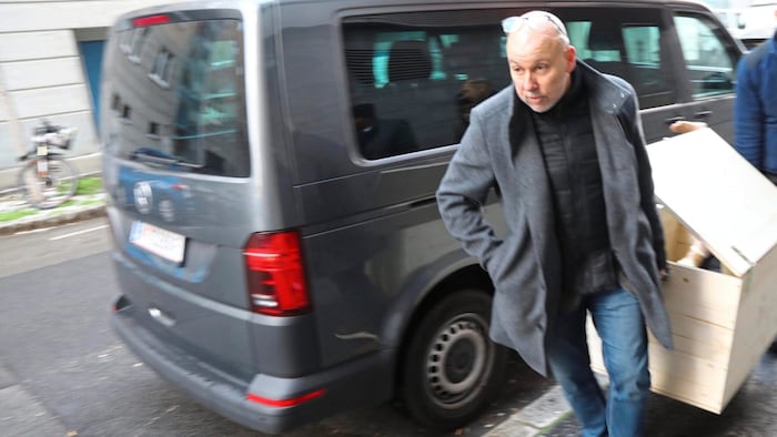 Andreas Schweitzer, der Anwalt der Opfer-Familie, half der Polizei beim Tragen der ...