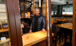 Mathias Meißnitzer steht in seiner schwer beschädigten Bar.