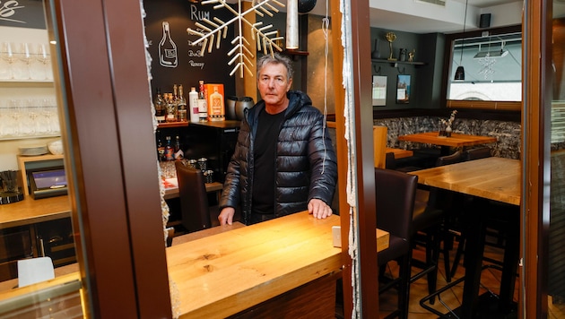 Mathias Meißnitzer steht in seiner schwer beschädigten Bar.
