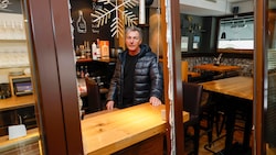 Mathias Meißnitzer steht in seiner schwer beschädigten Bar.