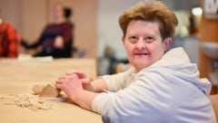 Das Bündeln von Kamin-Anzündern bereitet Petra große Freude.