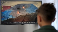 Gebannt folgt der Junge den aktuellen Entwicklungen im TV.