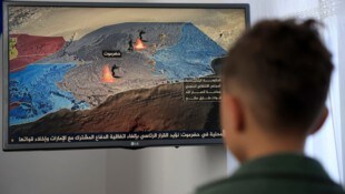 Gebannt folgt der Junge den aktuellen Entwicklungen im TV.