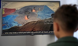 Gebannt folgt der Junge den aktuellen Entwicklungen im TV.