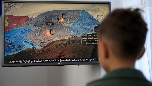 Gebannt folgt der Junge den aktuellen Entwicklungen im TV.