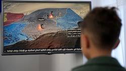 Gebannt folgt der Junge den aktuellen Entwicklungen im TV.