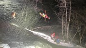 Per Seilwinde haben die Einsatzkräfte das Duo in der Nacht geborgen.