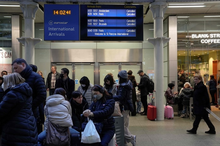 Reisende strandeten teilweise an den Bahnhöfen.