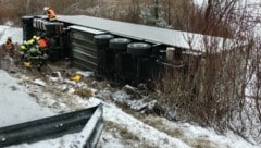 Der abgerutschte Sattelschlepper machte der Feuerwehr viel Arbeit.