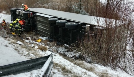Der abgerutschte Sattelschlepper machte der Feuerwehr viel Arbeit.